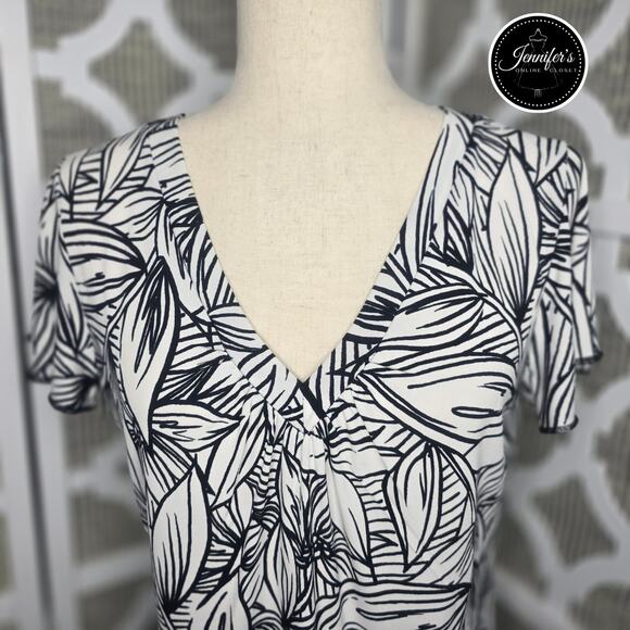 3/$30 Rafaella Petites Cream and Black Floral Print V Neck Flutter Sleeve Top M - Picture 4 of 11